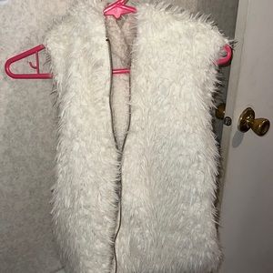 Medium white fur fest with hoodie and pockets!